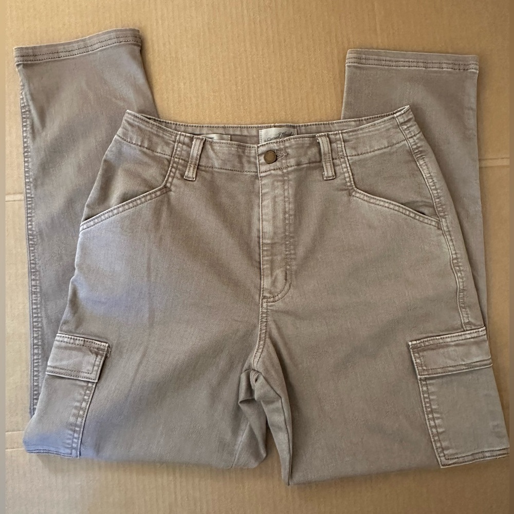 Universal Threads women’s cargo style pants. Size 10/30-Boyfriend style